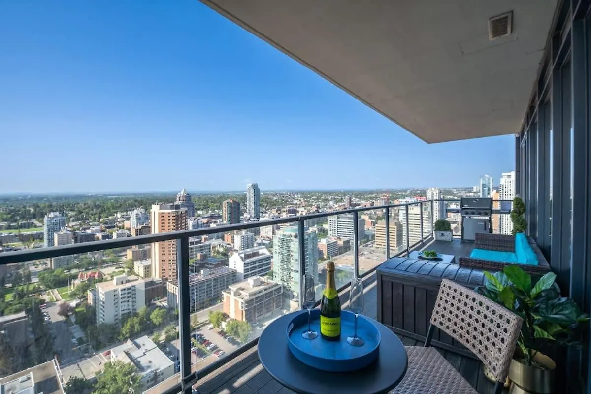 Executive Sky Lux - 2 Bd 2Ba Views Pool Patio & Gym Villa Calgary Holiday home
