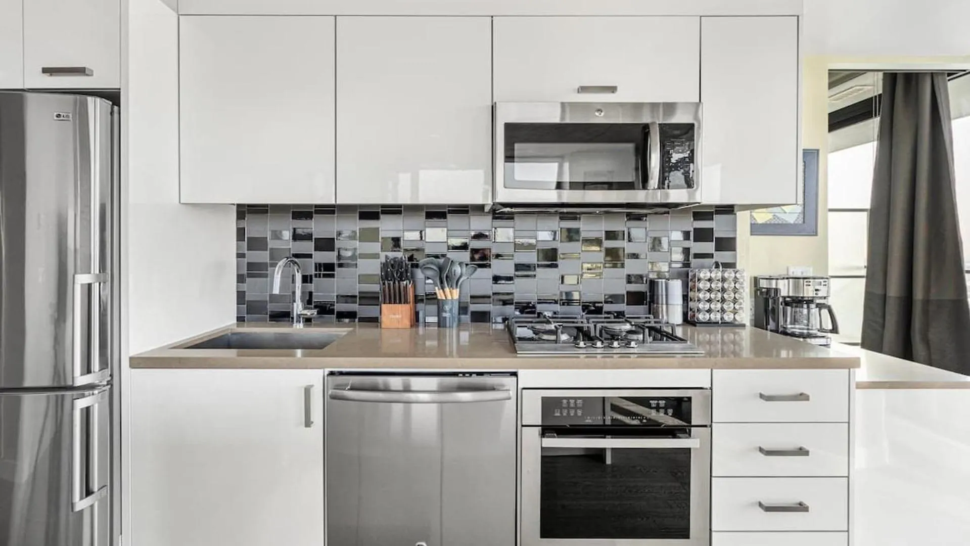 Executive Sky Lux - 2 Bd 2Ba Views Pool Patio & Gym Villa Calgary Holiday home